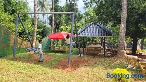 Newcastle Holidays & Resorts 5 BHK Entire property with Kitchen 15 Guests near Munnar - Image 1