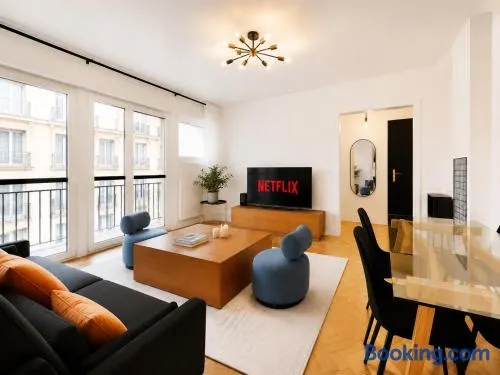 Belleville 1 Bedroom Apartment Near Père Lachaise - Image 1