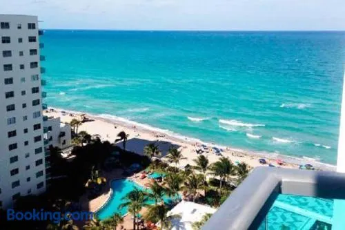 Beautiful penthouse condo with stunning views of both ocean and city - Image 1