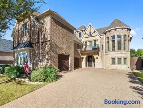 Spacious home with Heated Pool, Media Room & Spa - Image 1