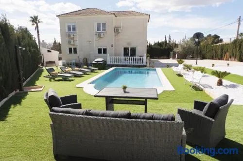 Chalet mit privatem Pool, Terrasse und Garten | Poolblick - Image 1