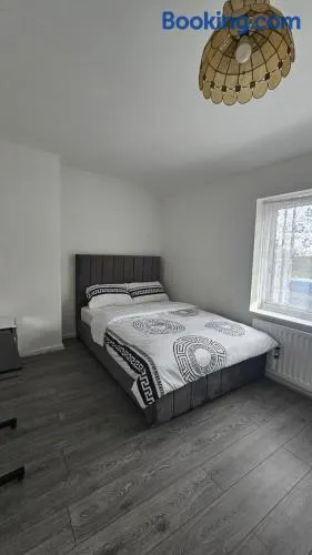 Cozy house near to city Airport 204 Porters Avenue, Dagenham - Image 1