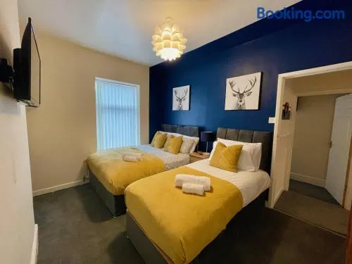 Kimberworth 4 Bedrooms House 8 Beds Close to M1 Suitable For Longer Stay - Image 1