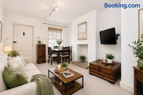 Ideal 1 Bed Flat St Johns Wood- Up to 4- Calm - Image 1