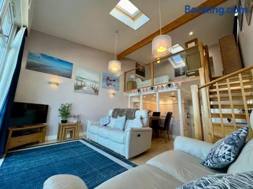 Sea Breeze Stay - 3-Bed Coastal Gem with Private Balcony - Westward Ho! - Image 1