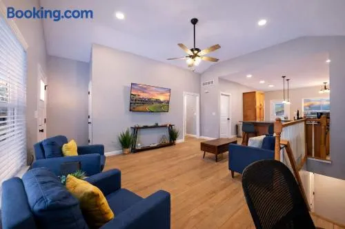 3BR 2BA Home with King Queen & Twin Beds - Image 1