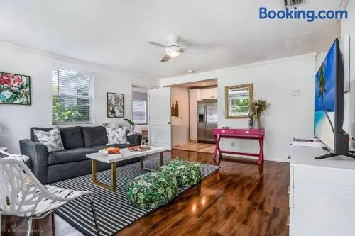 Location! Bright House -3 blocks to Atlantic Ave - Image 1