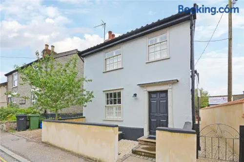 Best located and beautifully renovated cottage - Image 1