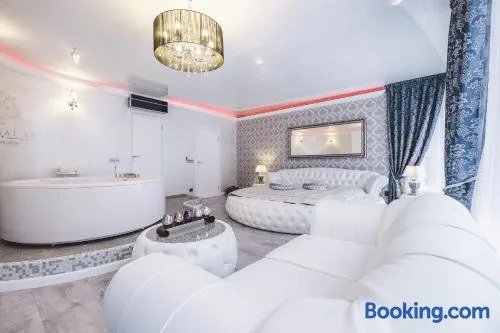 Jacuzzi Romantic Apartment - Image 1