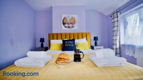 E2M Stays Beautiful House Close To Heathrow Airport- Walking Distance To Thames River - Image 1