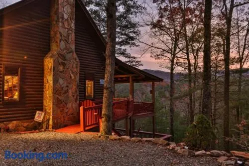 Living on the Ledge - Long-Range Mountain Views - Hot Tub and Fire Pit - Image 1