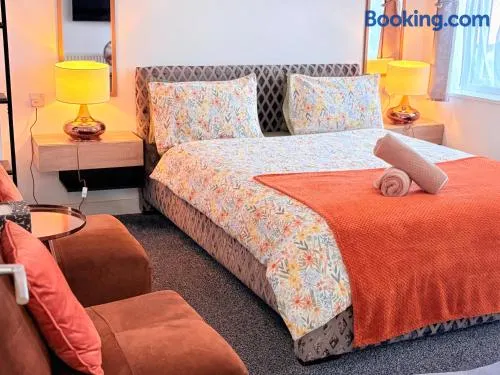 Luton Lodge - Newly Refurbished, Ideal for Short Stay , 5 mints To Luton Airport , Train Station, Town Centre , Free off street Parking - Image 1