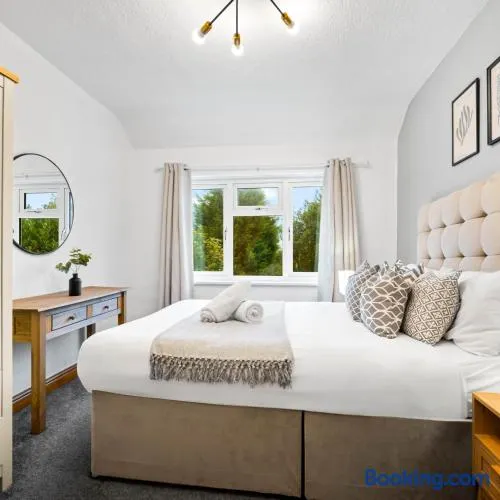 Stylish Three Bedroom House - Garden - Parking - Netflix 73BR - Image 1