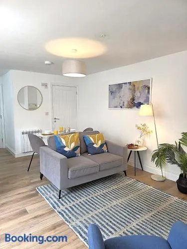 Cozy One Bed Flat at Dawe Luxury Suites - An Entire Apartment near Ely Cathedral & Train Station - The Perfect Base to Explore Ely, Cambridge, Norfolk & London - 2 Guests Max & Pet Friendly - Image 1