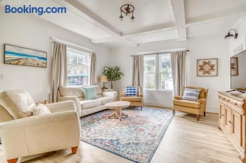 Sea Glass Cottage Rockaway - Meredith Lodging - Image 1