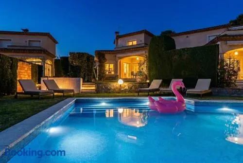 Villa Familiar c/Piscina + Wifi y Parking Gratis by Sunset Rentals (Bonmont) - Image 1
