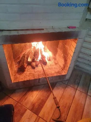 Chalé alpino em canela rs todo mobiliado com cozinha lareira split Wi-Fi 2 quartos perto do centro - Image 1