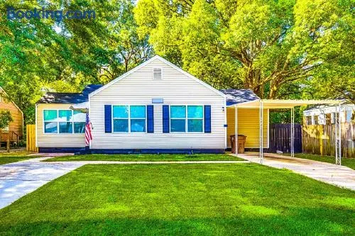 Mid-Town Cave for 6 Guests 3 Bedroom 1 Bath - Image 1