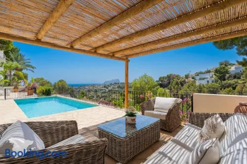 Villa avec piscine privée, terrasse et jardin | Vue montagne - Image 1