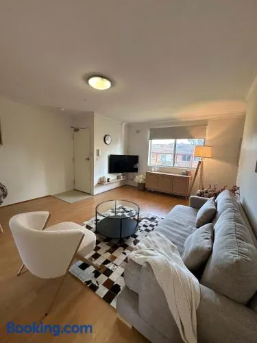 Cute & Light-filled Apartment - near Liverpool CBD - Image 1