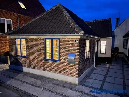 Hyggeligt lille byhus lige mellem havnen og bytorv - Image 1