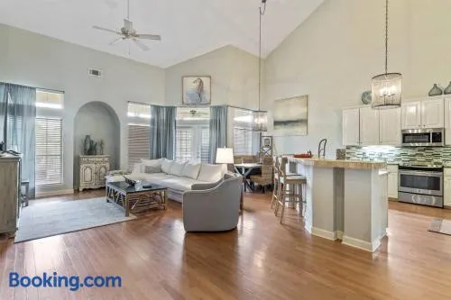 4 Br - 3 Ba Townhouse Walkable to Pool - Image 1