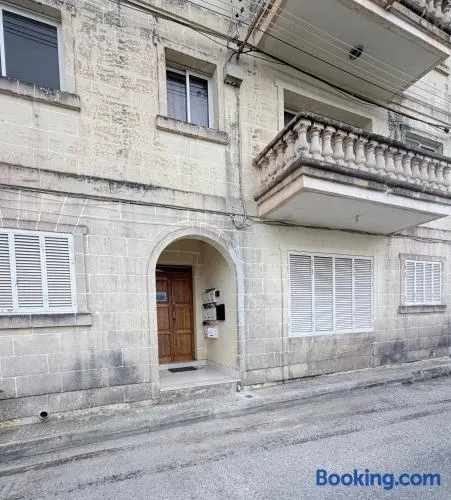 Sunset Ramla View Court - Gozo 2-Bedroom Retreat with Stunning Ramla Bay Views - Image 1