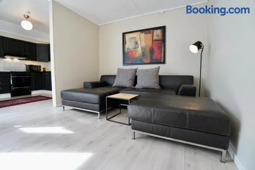 Sentralt i rolig bygård, med heis, egen, veranda & 85" Smart TV - Image 1