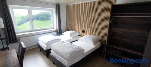 Zwei komfortable Zweibettzimmer mit Gemeinschaftsbad & Gemeinschaftsküche - Image 1