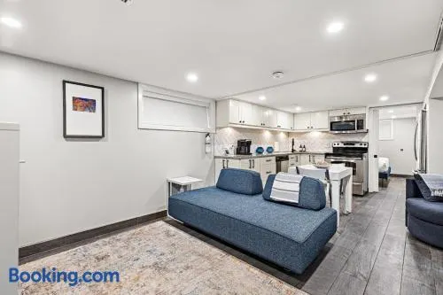 Unique Basement, Private, Steam Sauna Shower, Free Parking - Image 1