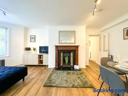 Folkestone Oasis - Central 2 Bedroom Apartment - Pets Welcome! - Image 1
