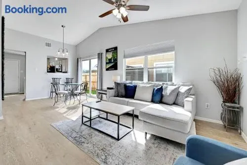 South Austin Retreat Pet-Friendly Townhouse - Image 1