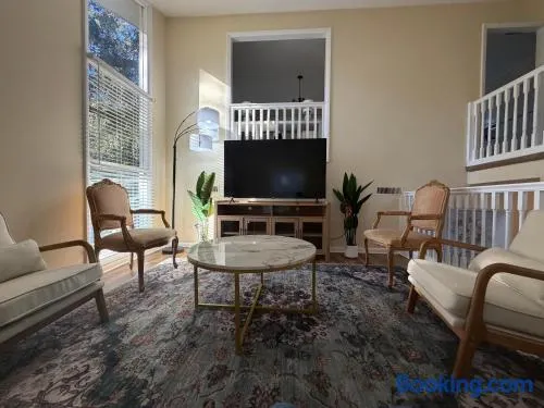 Spacious 4BR Family Home Quiet Neighborhood - Image 1