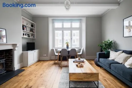 Homely Parkside 2-Bed Apartment in Primrose Hill - Image 1