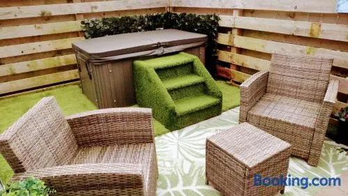 Adorable private couples retreat with hot tub - Image 1