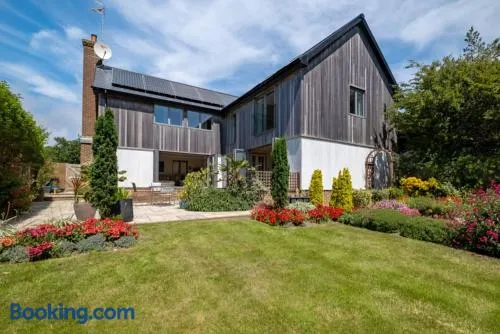 Stunning 5-bed 3-bath house close to the sea! - Image 1