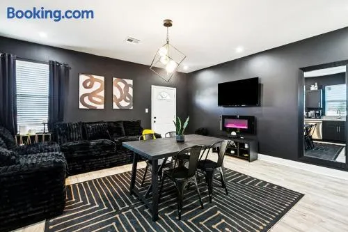 Luxury 5BR Designer Stay and Stylish NOLA Getaway - Image 1