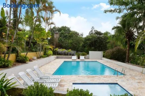 Piscina, jardim, área gourmet e vista arborizada - Image 1