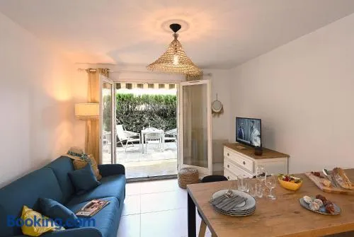Charmant studio 2à4 pers avec jardin et place de parking situé à 5 min à pied de la mer - Image 1
