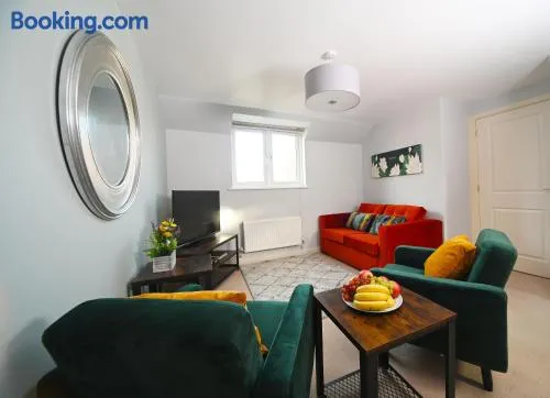Detached 2 Bedroom Coach House with Private Garage Parking Swindon - Image 1