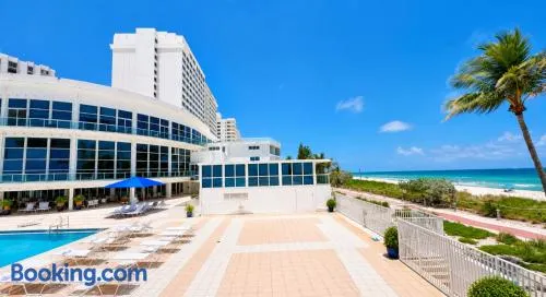 Mid-Beach Coastal Apartments - Image 1
