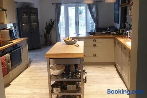 Spacious 4 bed house 10 min from Silverstone - Image 1
