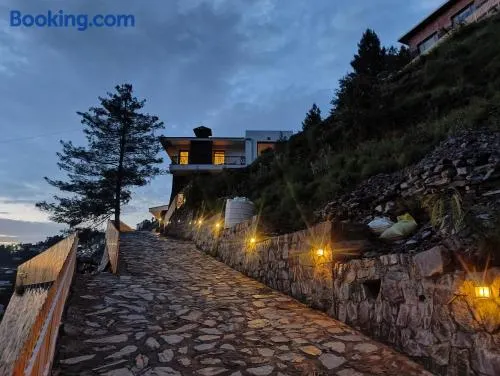 Firdaus at Theog - Luxurious 4 Bedroom Mountain View Villa - Image 1