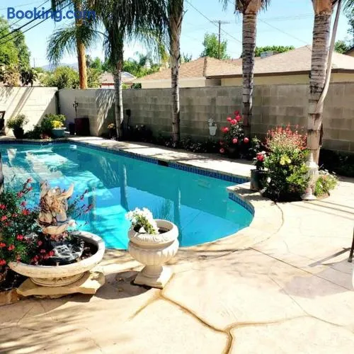 Stylish Ranch with Gorgeous Swimming Pool & Piano - Image 1