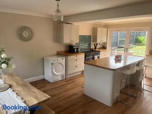 Spacious modern detached house in eye near A140 in the town centre - Image 1