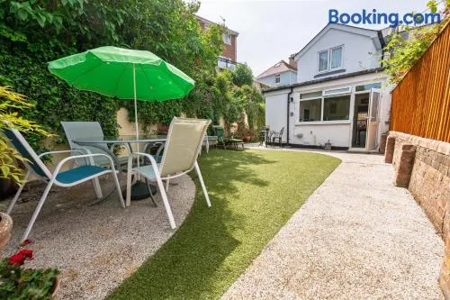 Charming Dog Friendly Cottage with Garden - Image 1