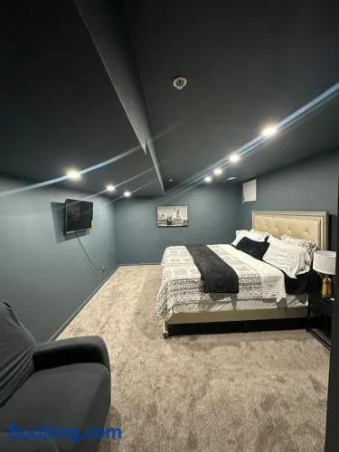 Luxury 2 bedroom basement - Image 1
