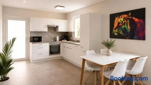 CROWN LIVING Design Apartment Altach - Ideal für Feriengäste und Geschäftsreisende, kostenloser Parkplatz, WLAN, Küche, Self Check-in - Image 1