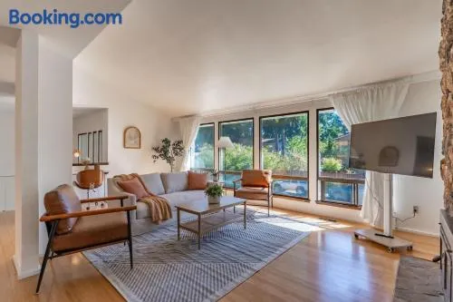 5BR Gem Walk to Microsoft and Near Redmond DT - Image 1