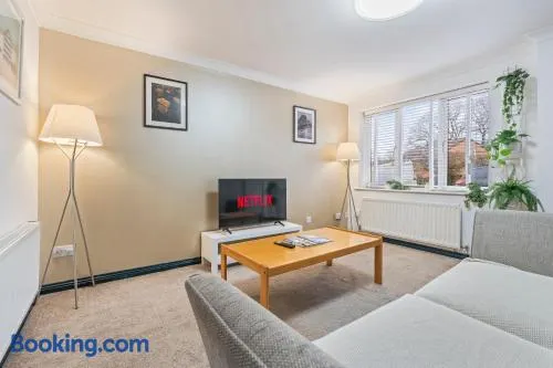 Modern Stay in Nuneaton with Free Parking - Image 1